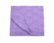 Purpurowa, pleciona kołdra w studio.png