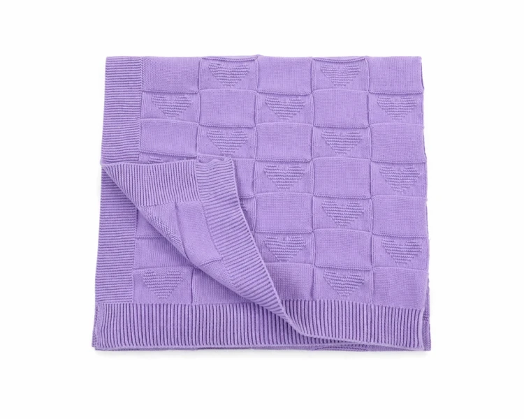 Purpurowa, pleciona kołdra w studio.png